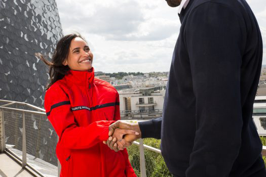 jeune femme serrant la main à un pdg